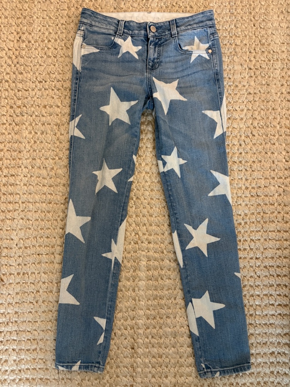 Stella McCarthy Blue Star-Print Women's Jeans. Size 25 but measures more of 26